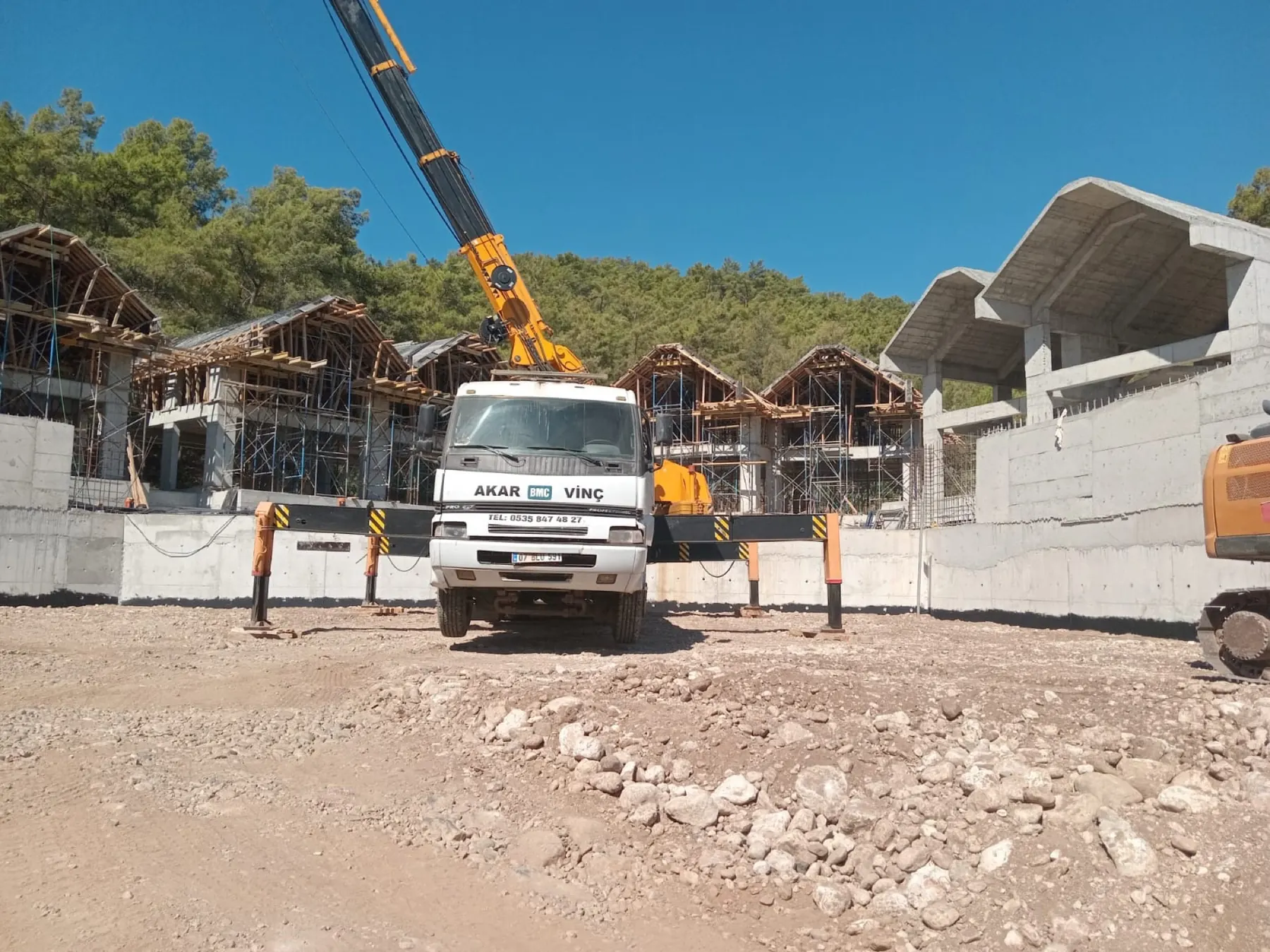 Antalya Akar Vinç aracı villa şantiyesinde çalışırken