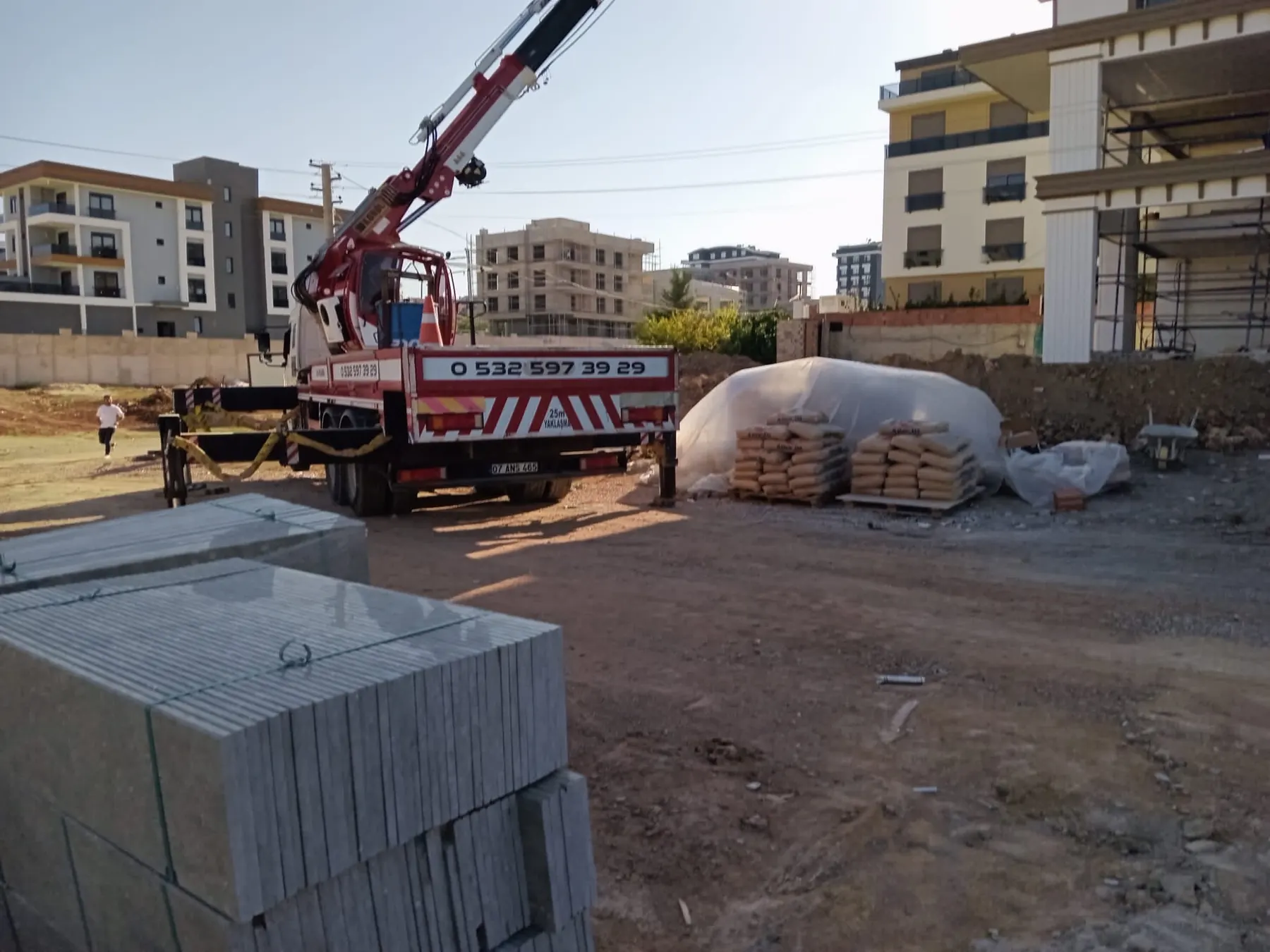 Antalya Akar Vinç aracı şantiyede operasyon sırasında
